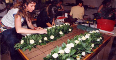 10.- Centros y guirnaldas de mesa con flores frescas